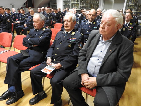 Župan Franc Čebulj je pohvalil delo Gasilske zveze Cerklje. Poleg njega sta Jožef Žlebir in Metod Kropar